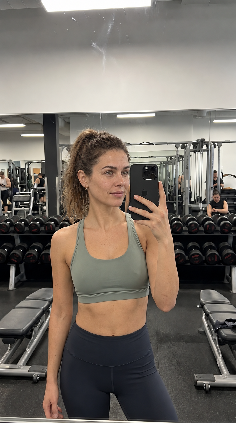 Naya Rise prenant une photo dans une salle de sport